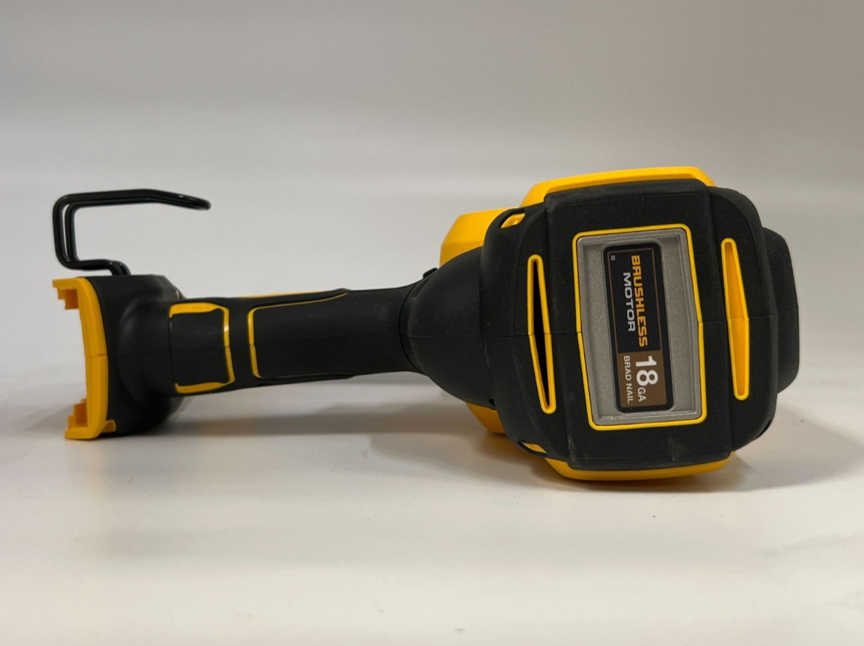 [Open-Box] (DCN680D1) DEWALT 20V MAX* XR 18 GA Cordless Brad Nailer Kit