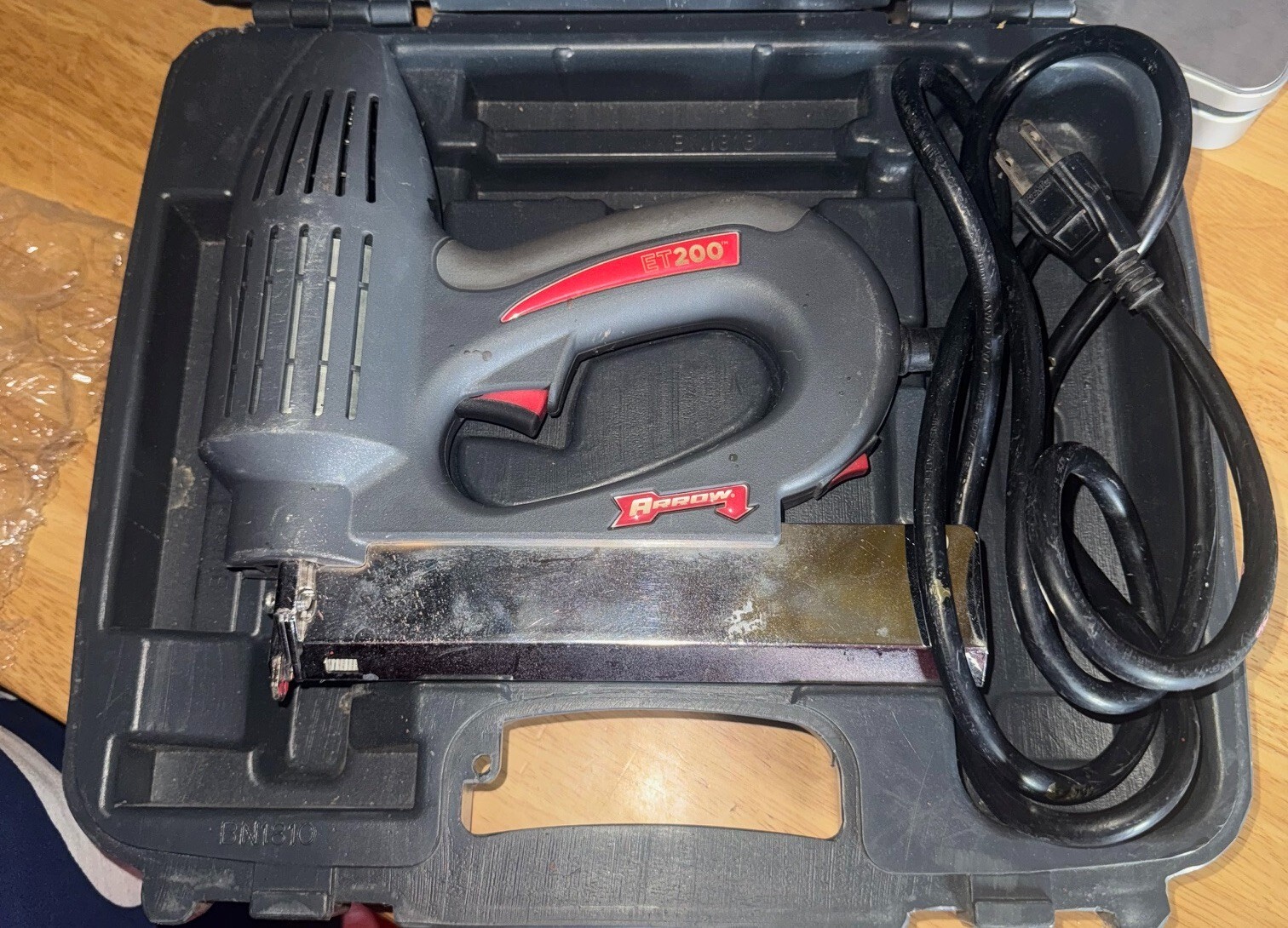 ARROW ET200 HEAVY DUTY ELECTRIC 1 1/4&Prime; GAUGE BRAD NAILER & CASE Tested