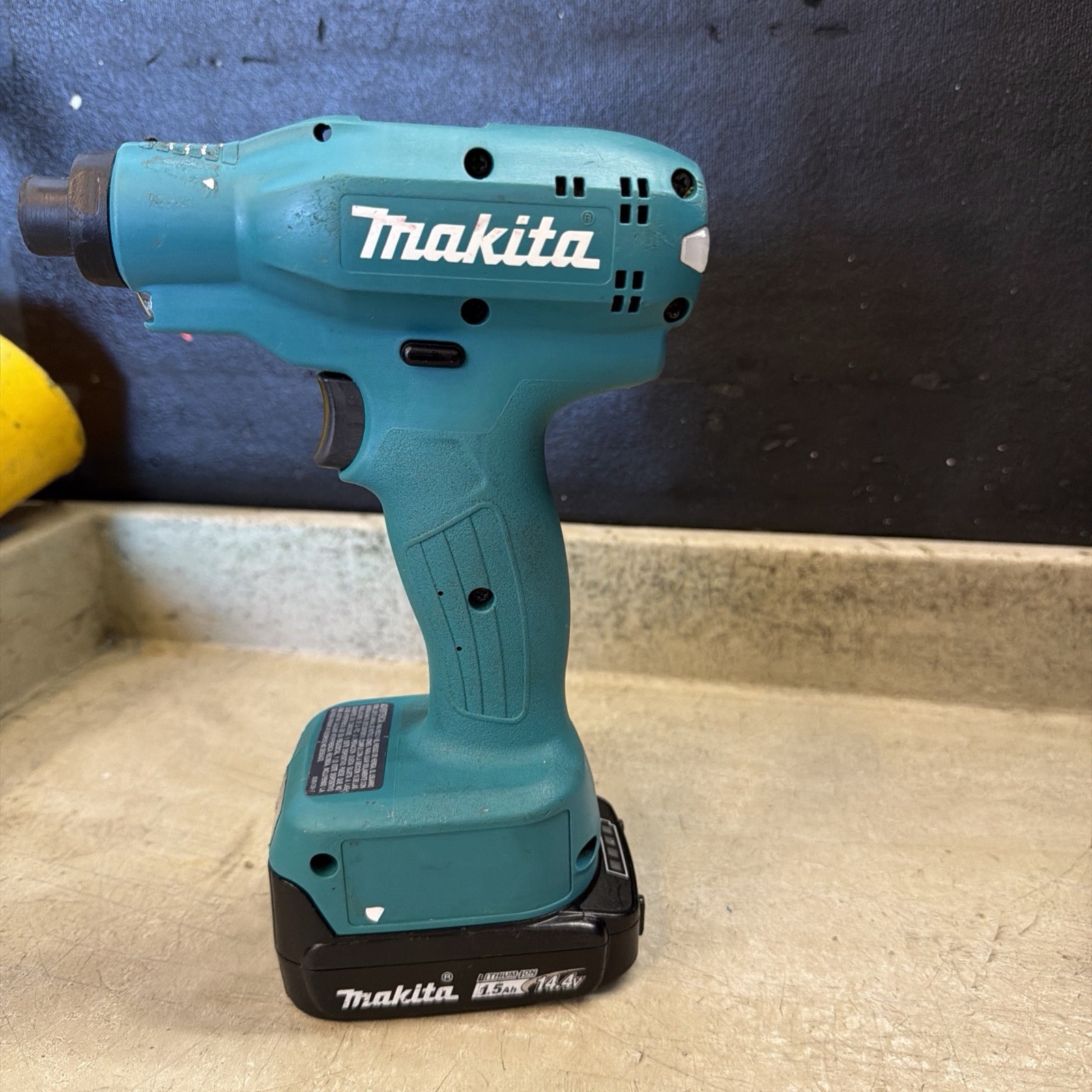 Makita 14.4 V Cordless Screwdriver w/ Battery (DTDA 100)