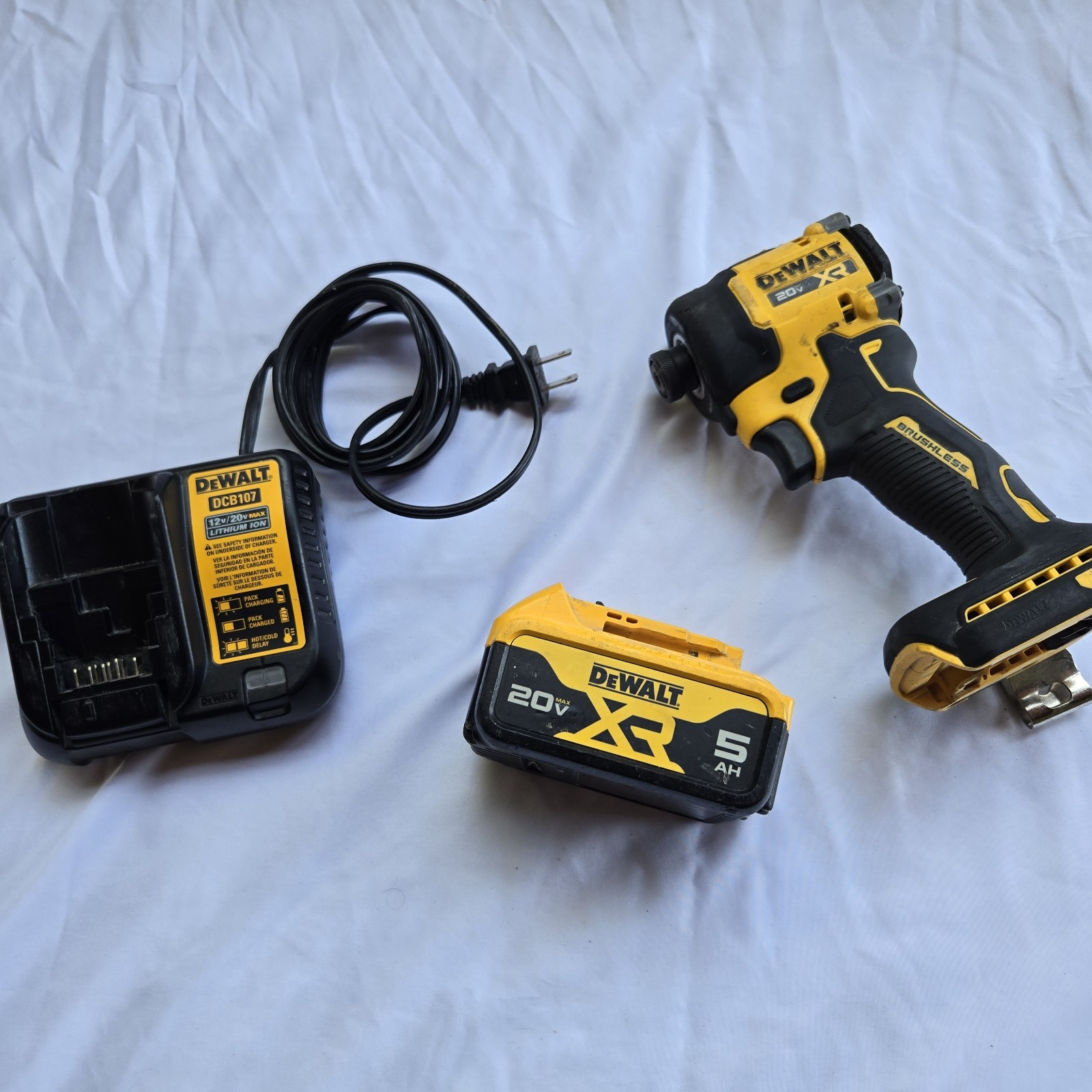 Dewalt 20V XR 1/4&Prime; Quiet Hydraulic Impact Driver W/ 5AH Battery & Charger