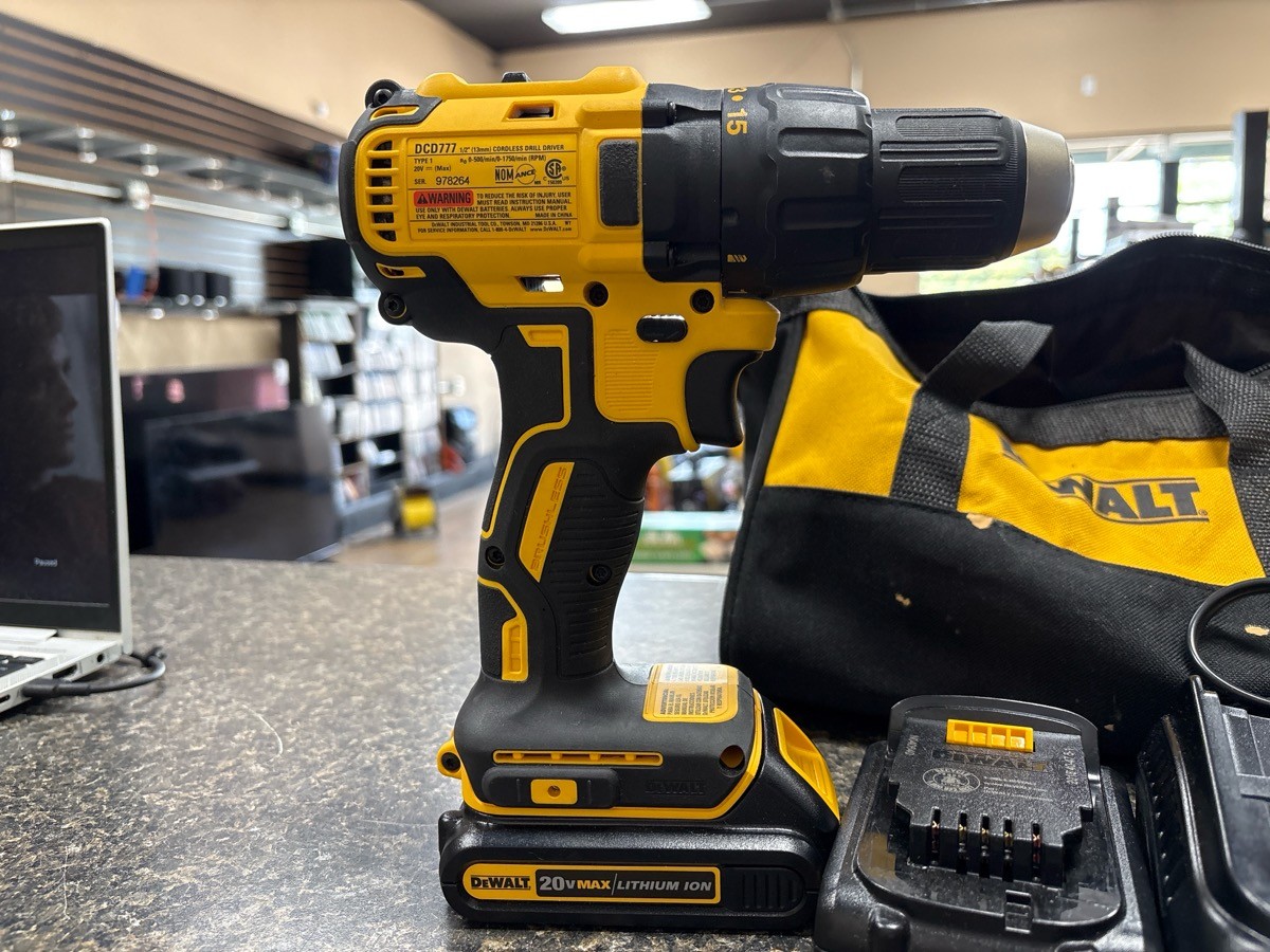 USED DEWALT DCD777 20V 1/2&Prime; CORDLESS DRILL W/2 BATTERIES & CHARGER (QUI005546)