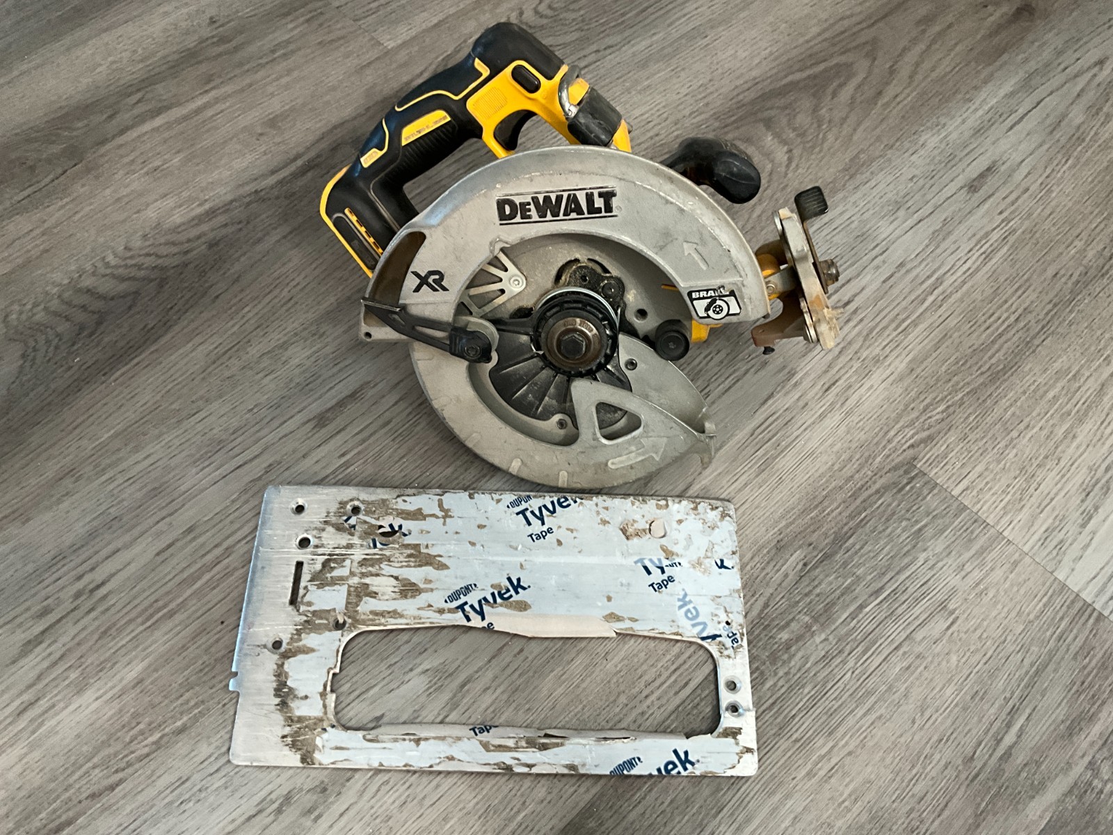 DEWALT DCS570 7-1/4&Prime; 20V Brushless Circular Saw FOR PARTS OR REPAIR ONLY