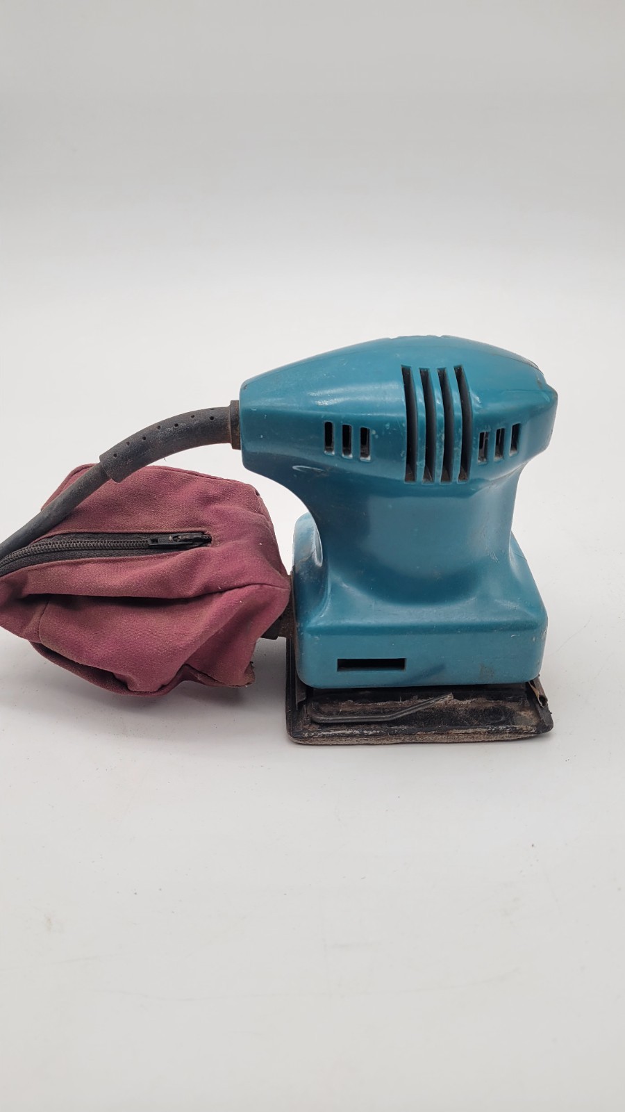 Makita BO4552 Corded 1/4 Sheet Palm Finishing Sander with Dust Bag Working