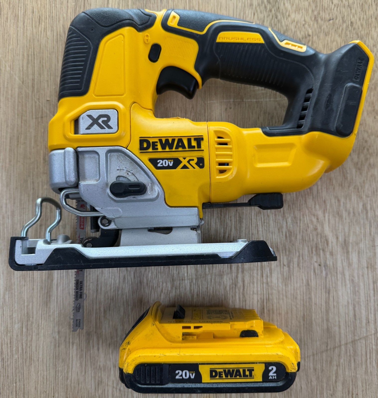 DEWALT XR 20V Brushless Cordless Jigsaw Yellow Black DCS334 w/ Battery 2AH