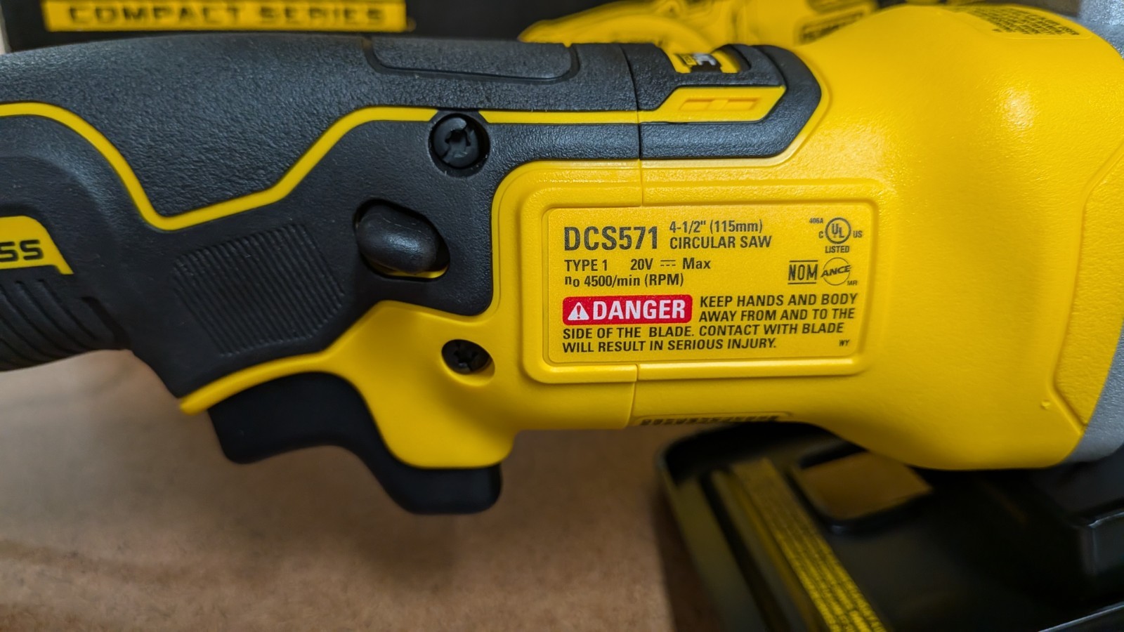 DeWalt Atomic 20V MAX 4 1/2 in Circular Saw Brushless Tool Only ModelDCS571B nob