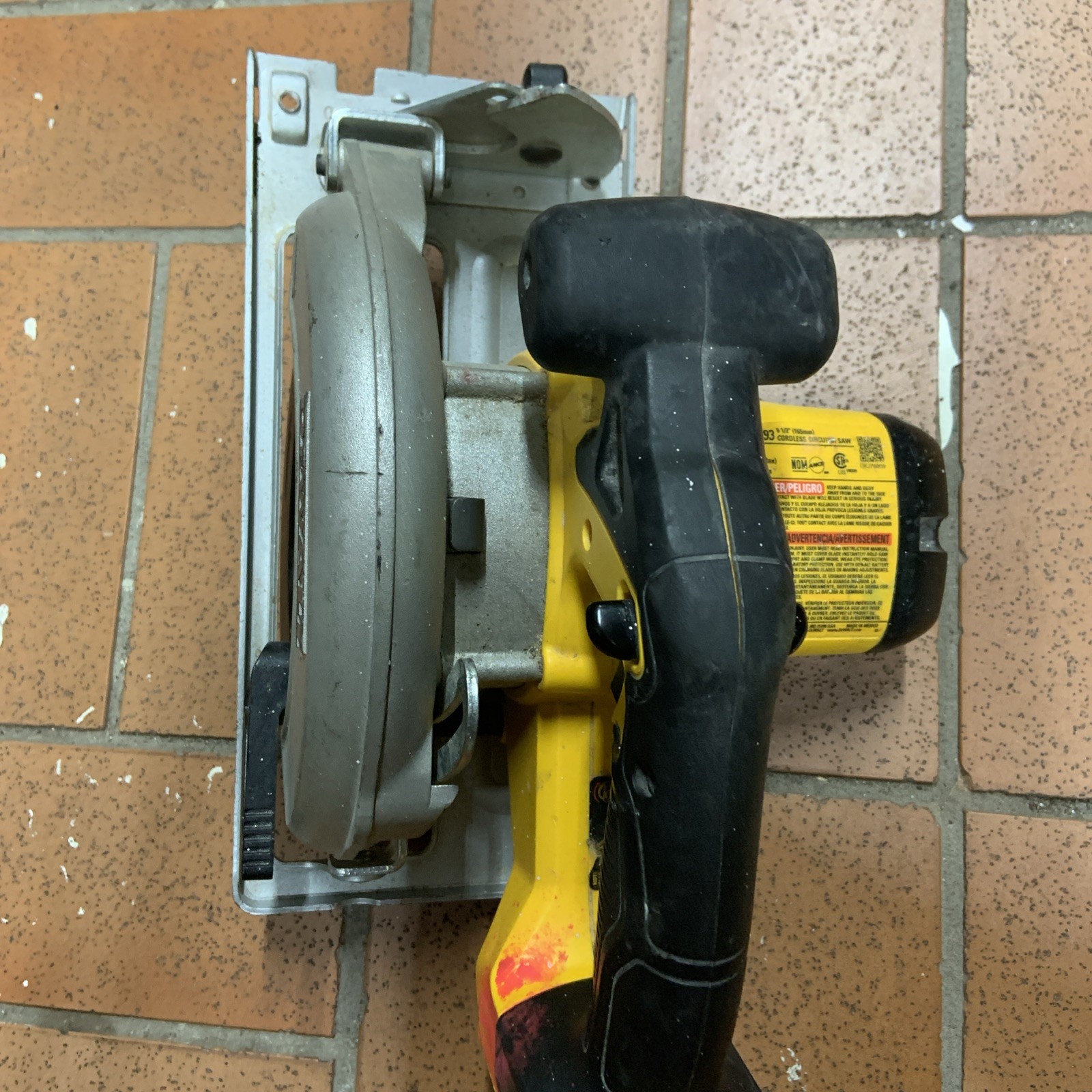 DEWALT DCS393 20V 6-1/2&Prime; Cordless Circular Saw – Tool Only. With Blade