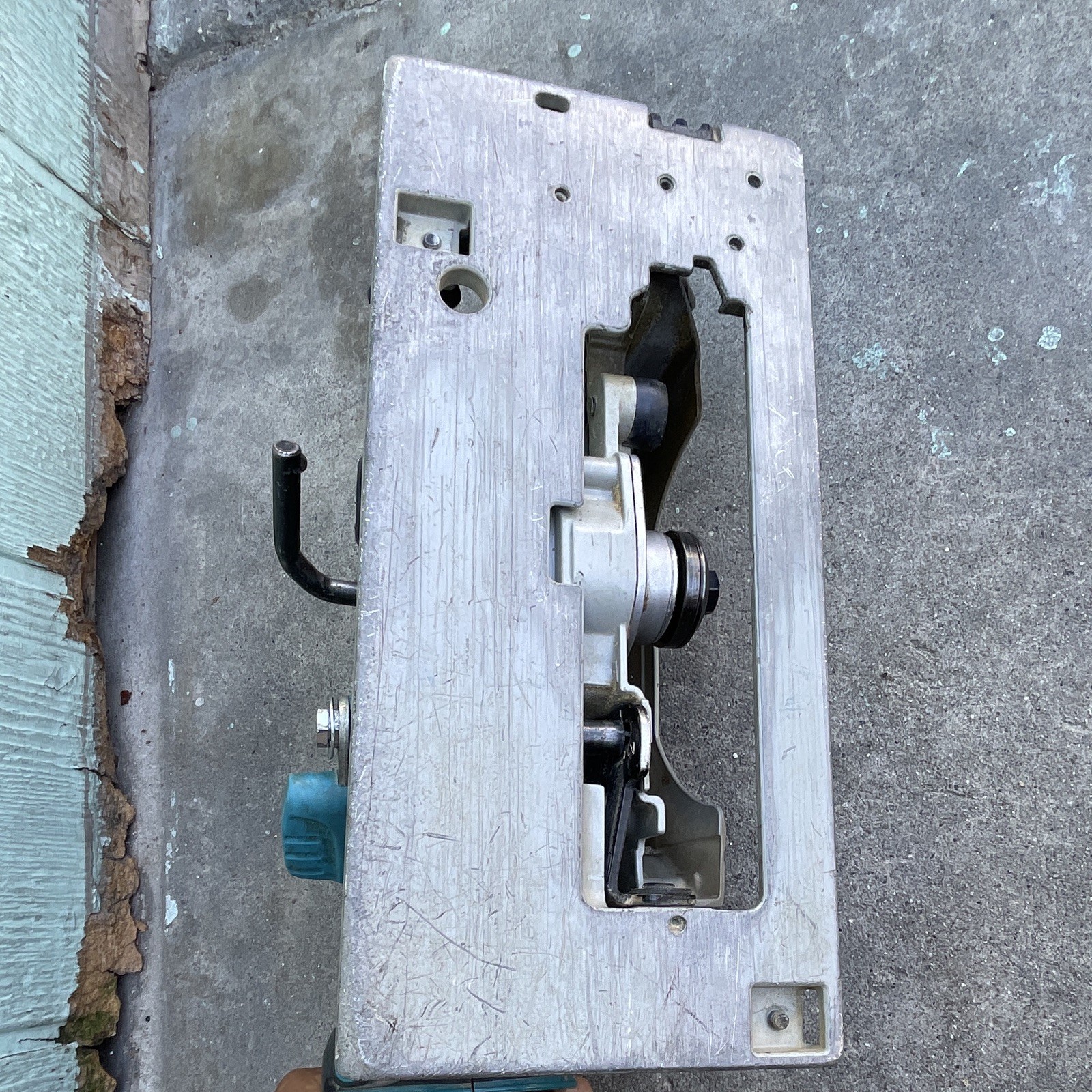 Makita LXT XSS02 6-1/2 in Cordless Circular Saw Bare Tool For Parts/Not Working