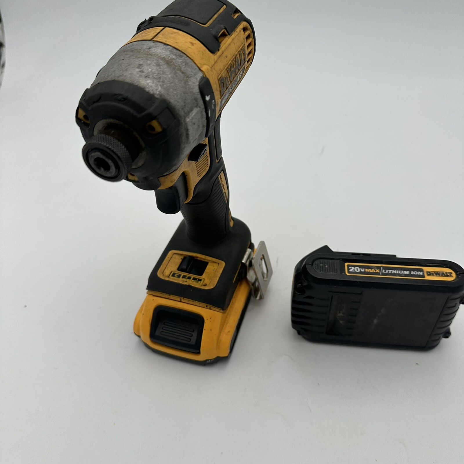DEWALT DCF887 20V Cordless 1/4&Prime; Impact Driver And 2 Batteries Chuck Needs Repair