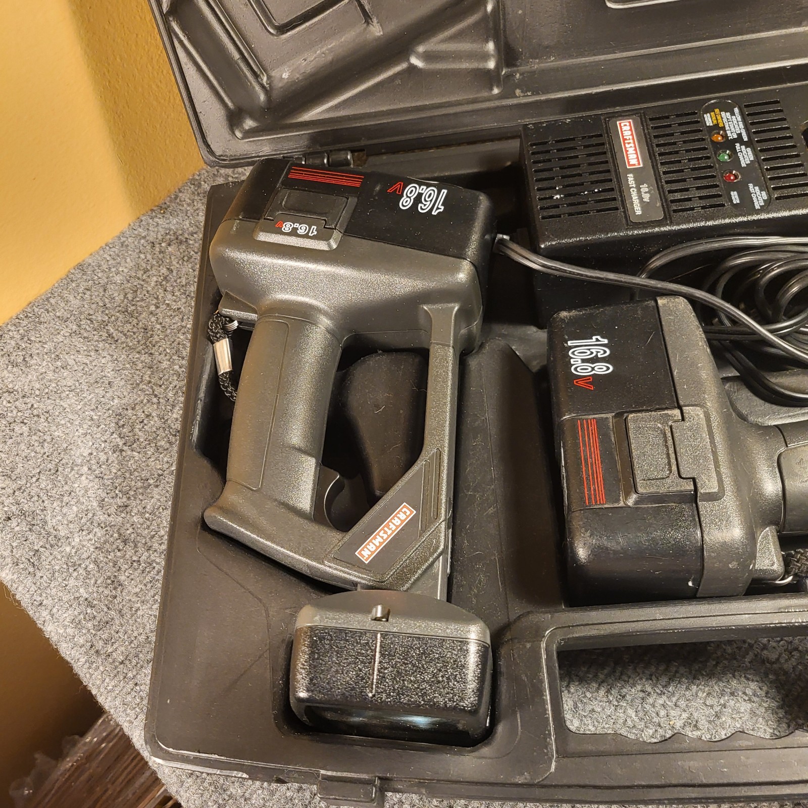 Craftsman 16.8 Volt Drill Set w/ Charger / (2x)Battery / Flashlight Lamp / Case