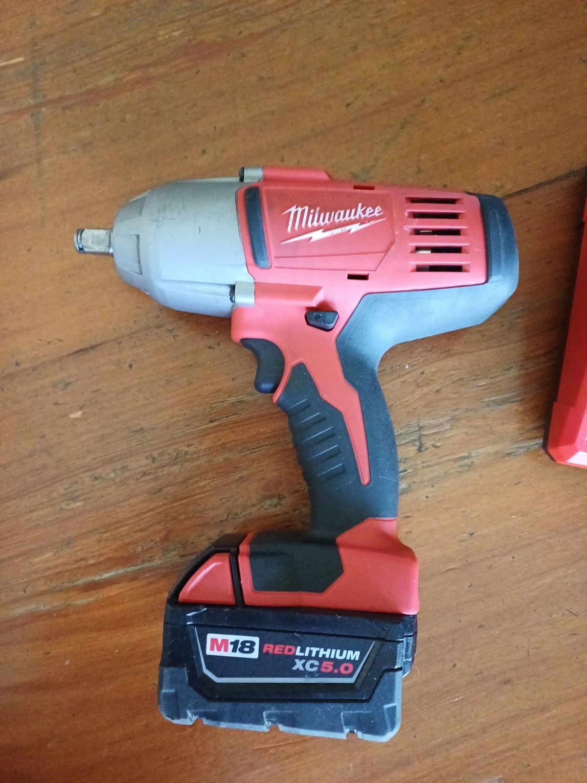 MILWAUKEE M18 2663-20 1/2&Prime; IMPACT WRENCH & 5.0AH BATTERY & CHARGER