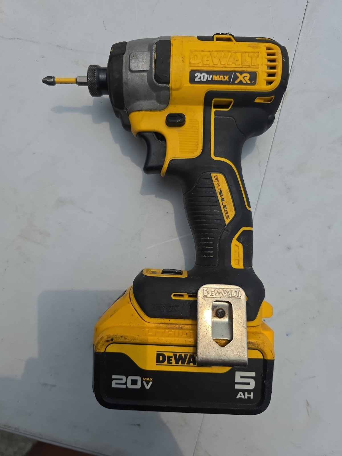 DeWalt XR DCF887 20V MAX 1/4&Prime; Cordless Impact Driver With 20v 5AH Battery