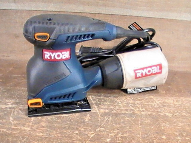 RYOBI #S652D 2.A 14,000 RPM 1/4 SHEET CORDED PALM SANDER W/ CASE-MANUAL PRE-OWNE