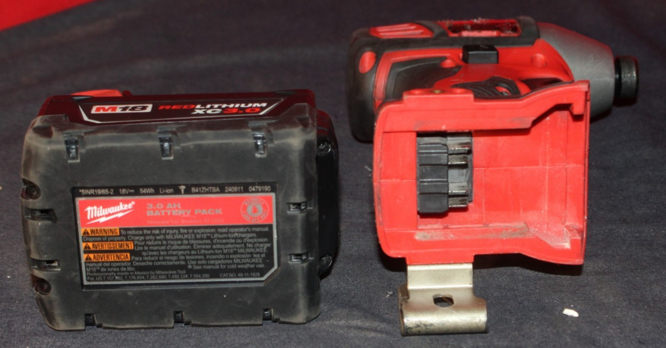 Milwaukee M18 Drill & Impact Kit 18V 2656-20 2606-20 w/ Bat. Charger AO4076887