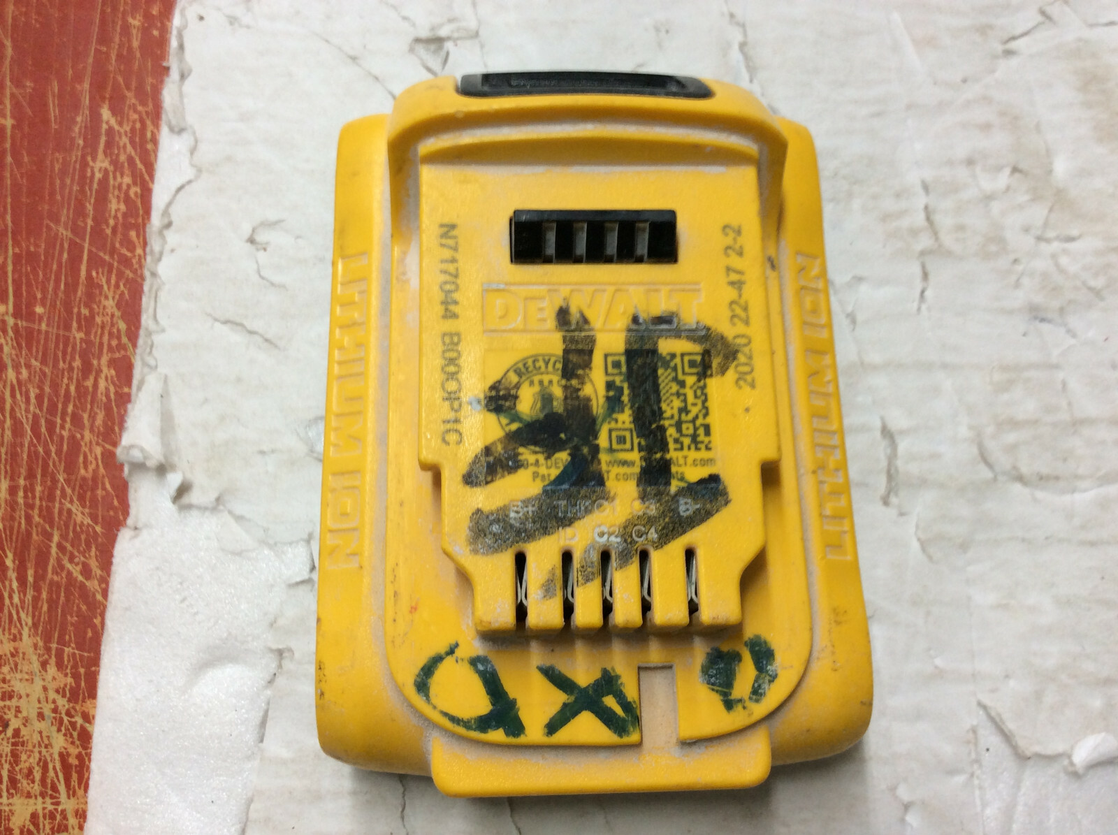 DEWALT DCD777C2 20V MAX Cordless Li-Ion Brushless Drill Driver w/ 2 batteries