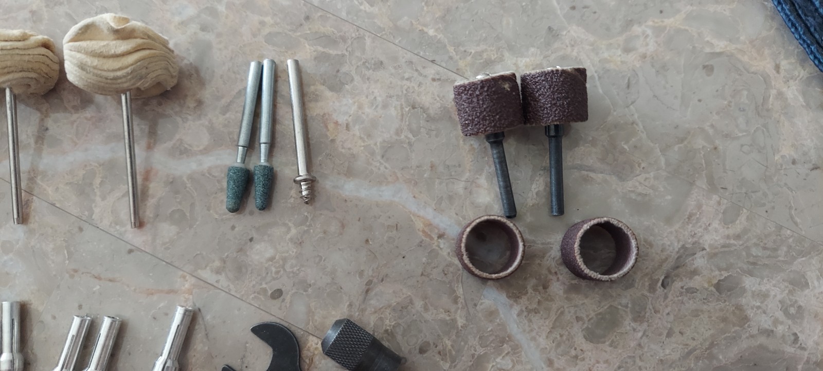 MINIMITE DREMEL 4.8 V VARIOUS DRILL BITS AND MISCELLANEOUS DRILL ITEMS