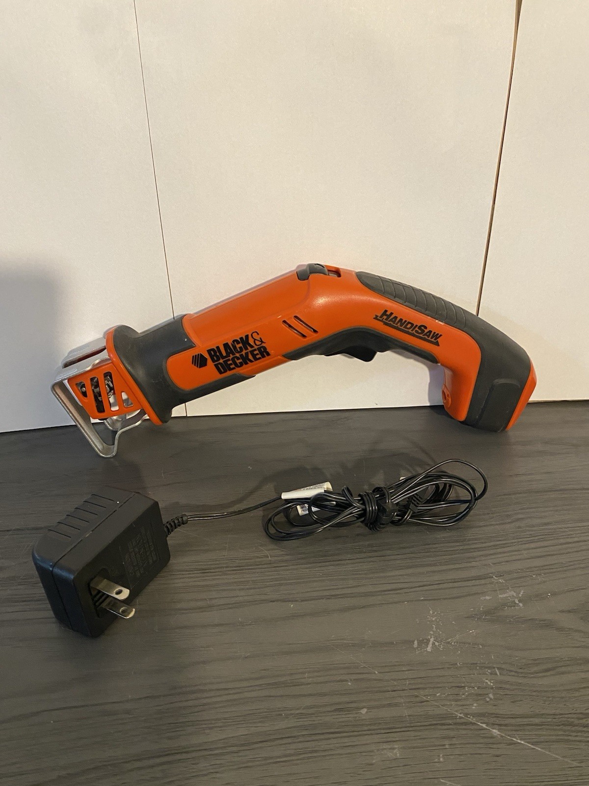 Black & Decker HandiSaw with Charger Model CHS6000