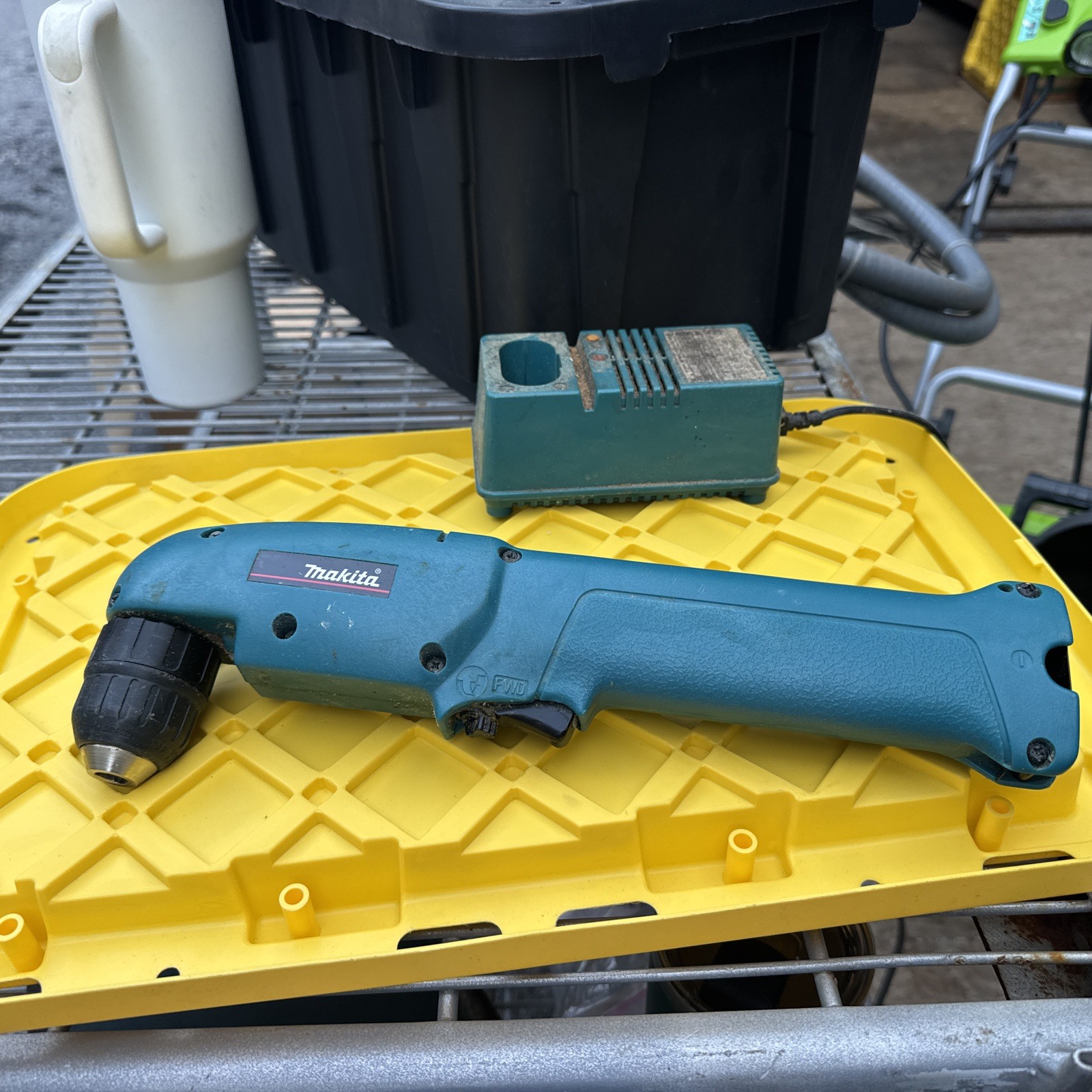 MAKITA DA391D 9.6V 3/8&Prime; Cordless Right Angle Drill & Regular Drill With Charger