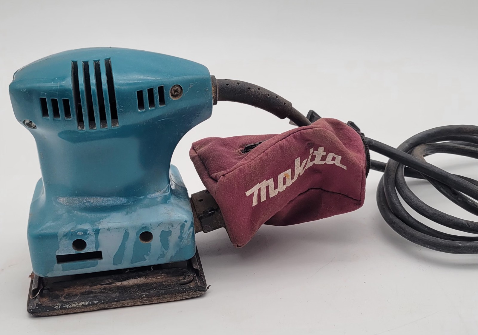 Makita BO4552 Corded 1/4 Sheet Palm Finishing Sander with Dust Bag Working