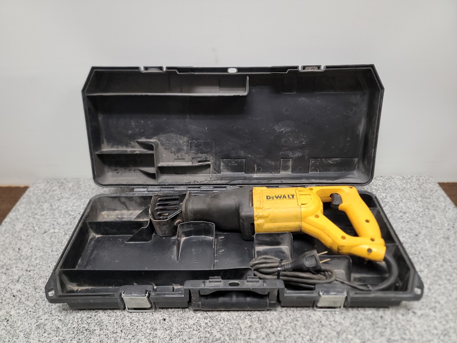 DEWALT DWE304 Corded Electric Reciprocating Saw, 10-Amp 120V
