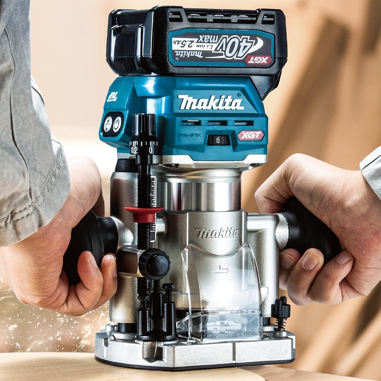 Makita RT002GZ 40V Cordless Brushless 1-31000min Electric Trimmer Tool Body New