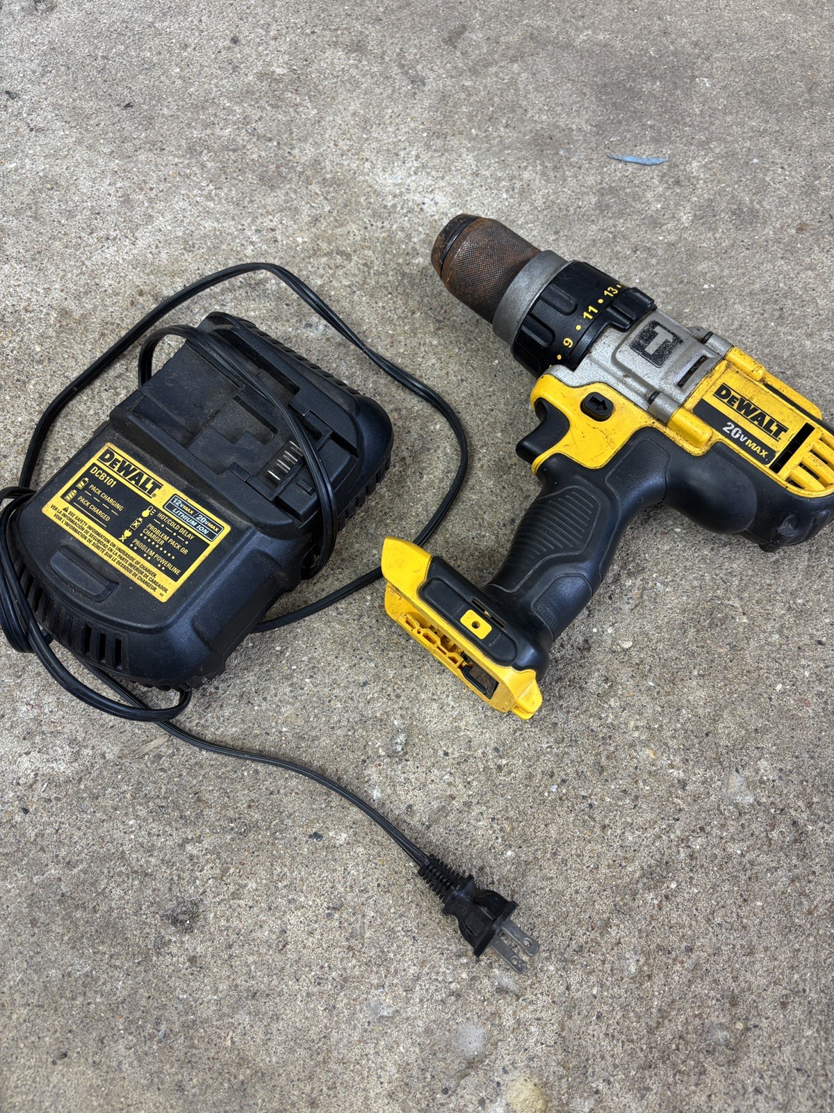 DEWALT 20V MAX XR Brushless 1/2 in Keyless Hammer Drill Tool and charger Only
