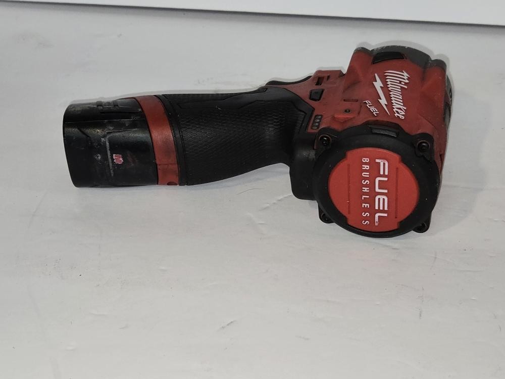Milwaukee 2554-20 M12 FUEL Stubby 3/8&Prime; Impact Wrench with battery (ROA011372)