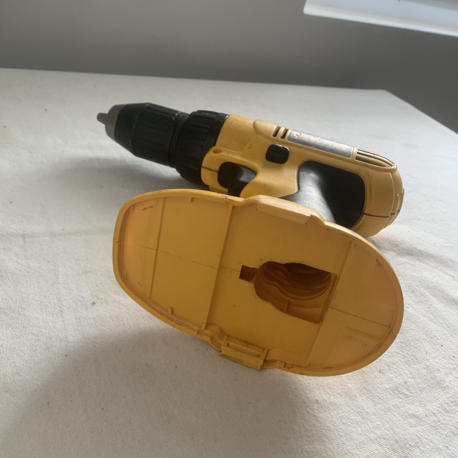 DeWalt DC759 18V 1/2&Prime; (13mm) VSR Cordless Drill/Driver-color Yellow Batter,charg