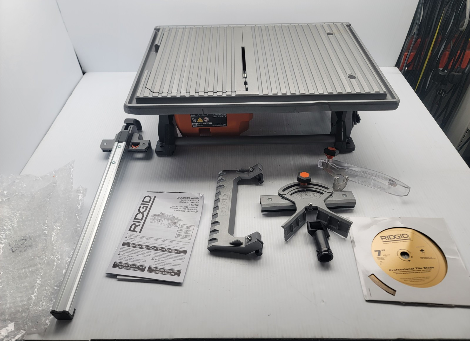 Ridgid 7in. Table Tope Wet Tile Saw **See pics and read Description**