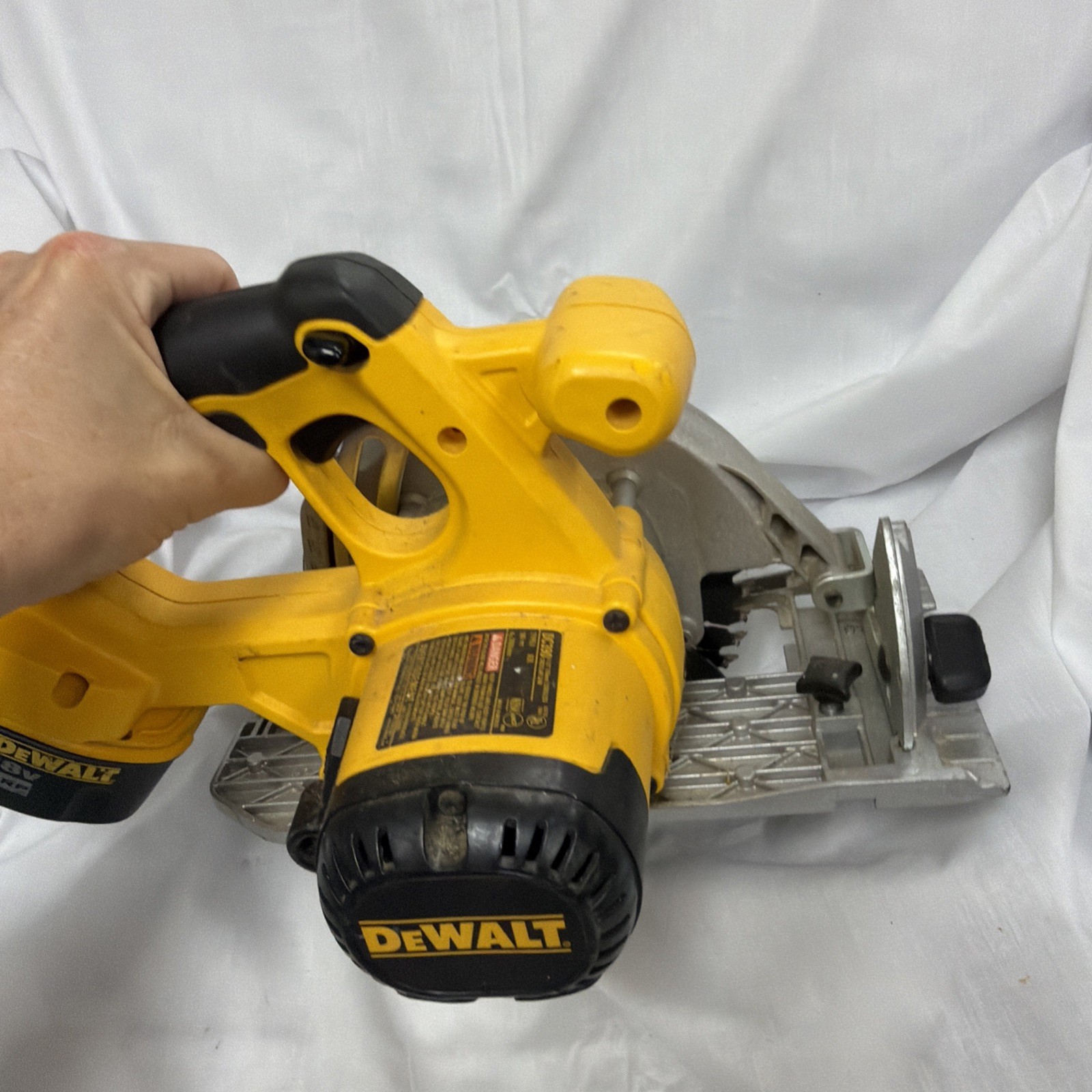 Clean DEWALT Circular Saw 6 1/2” With Battery 18 Volt Xrp DC390 Tested Working