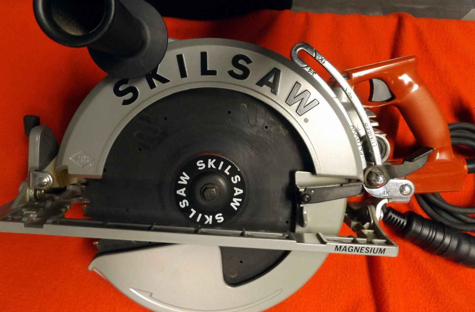 Skilsaw Sawsquatch Worm Drive Circular Saw – Silver (SPT70WM)