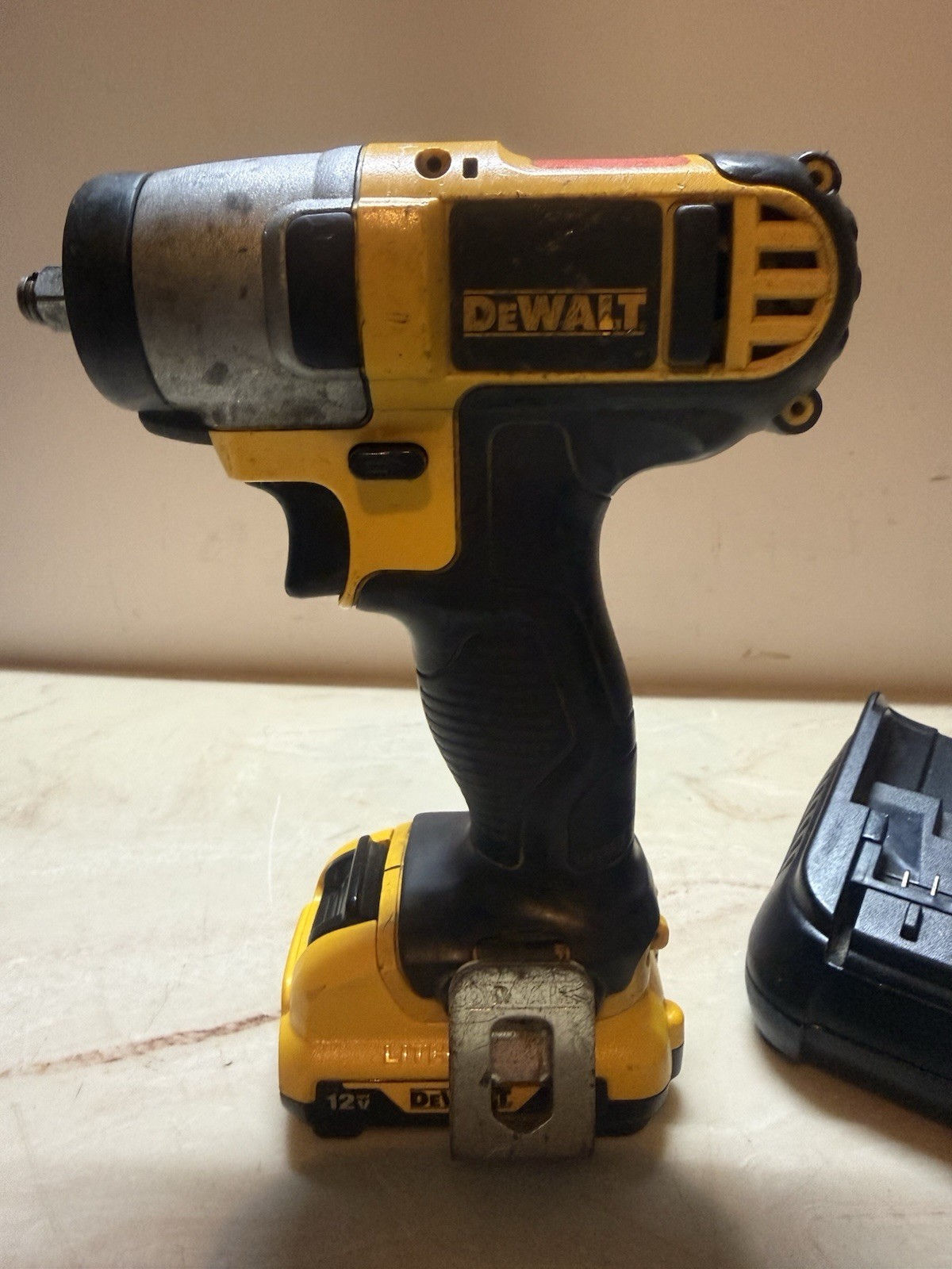 Dewalt Dcf813 Impact Wrench / Driver W/ Belt Hook DCB124 3AH BATTERY AND CHARGER