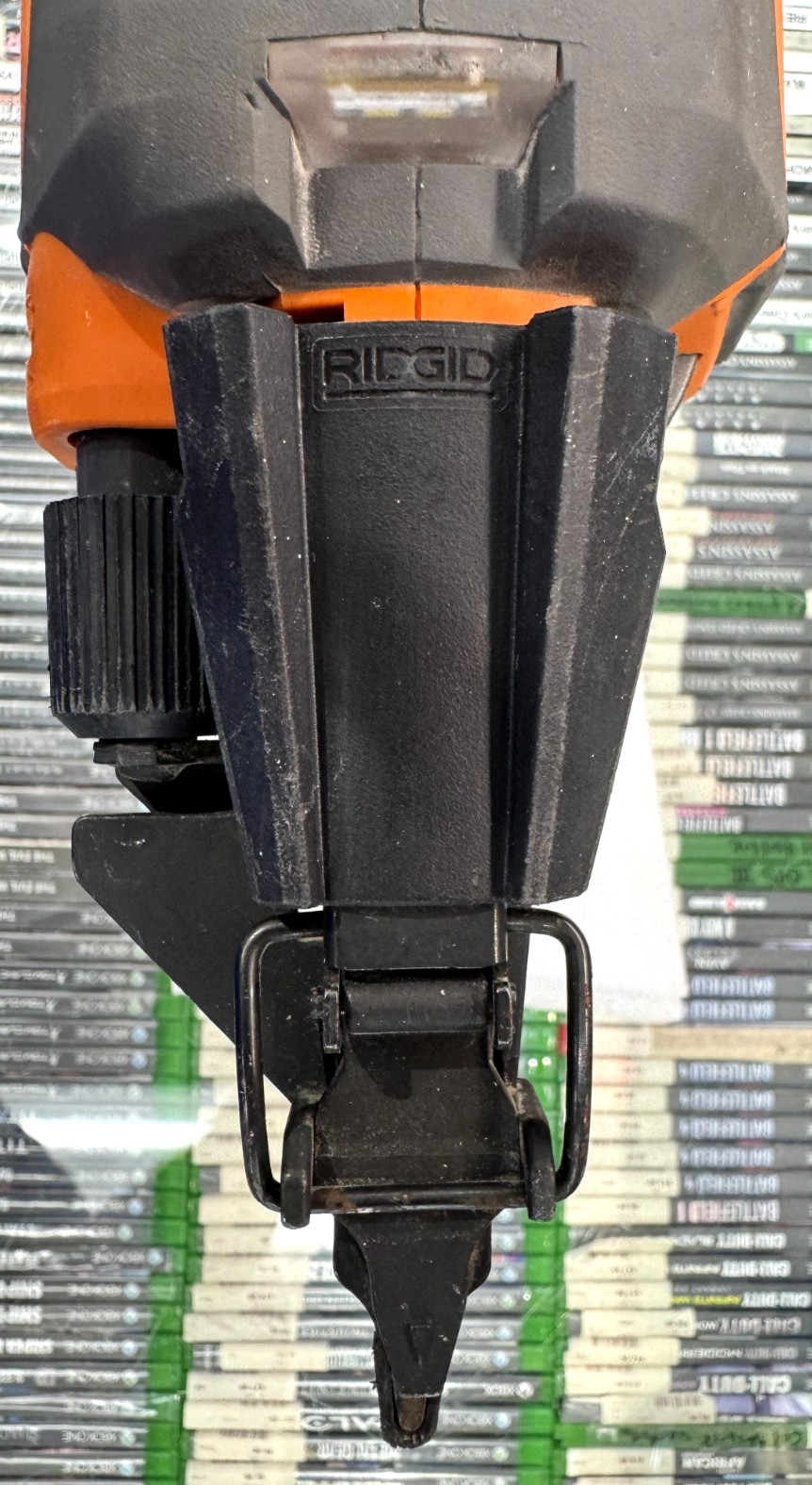 Rigid Brushless Cordless 18Ga 2-1/8&Prime; Brad Nailer W/18V 2.0Ah Batt #R09891