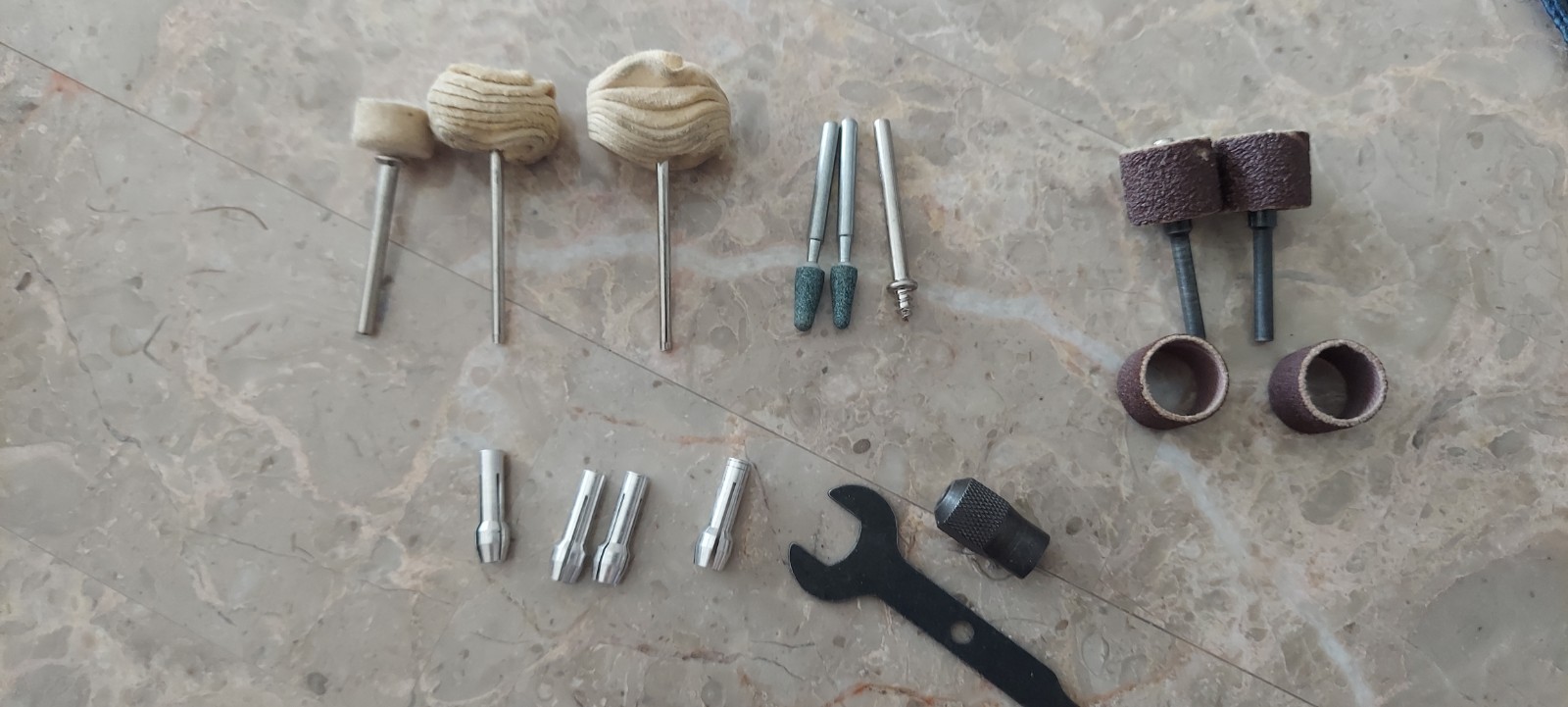 MINIMITE DREMEL 4.8 V VARIOUS DRILL BITS AND MISCELLANEOUS DRILL ITEMS