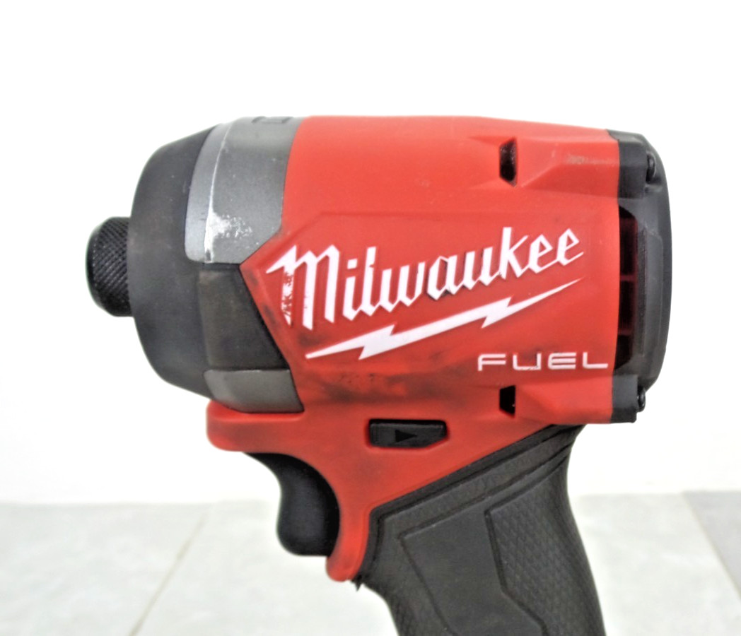 Milwaukee 2953-20 18V Cordless 1/4&Prime; Hex Impact Driver w/ Charger & 5 Ah Battery
