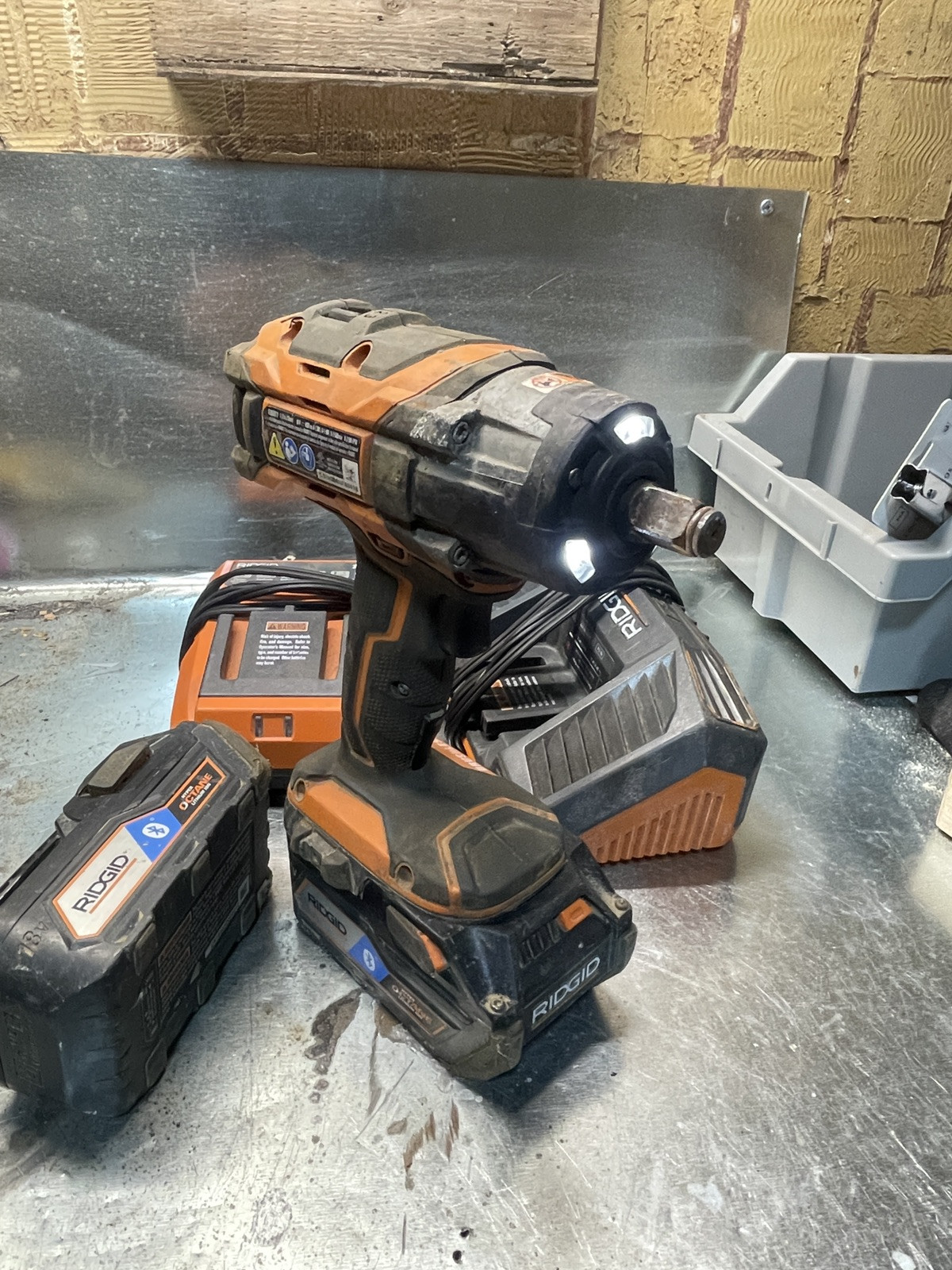 RIDGID R86011B 18V 1/2 inch Impact Wrench Kit W/ Two 6ah Batteries And Chargers