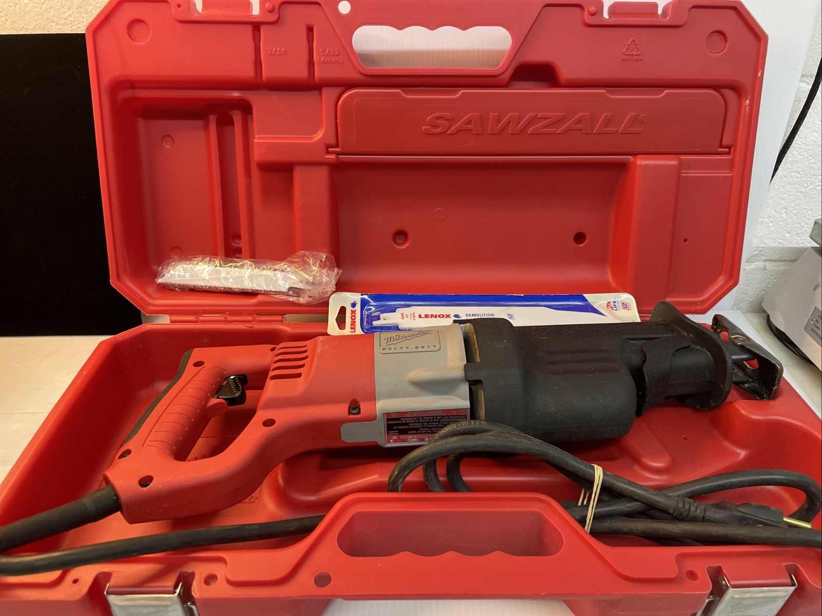 MILWAUKEE SAWZALL 6520-21 with 2 New Blades/6 Used Blades & Case – Used