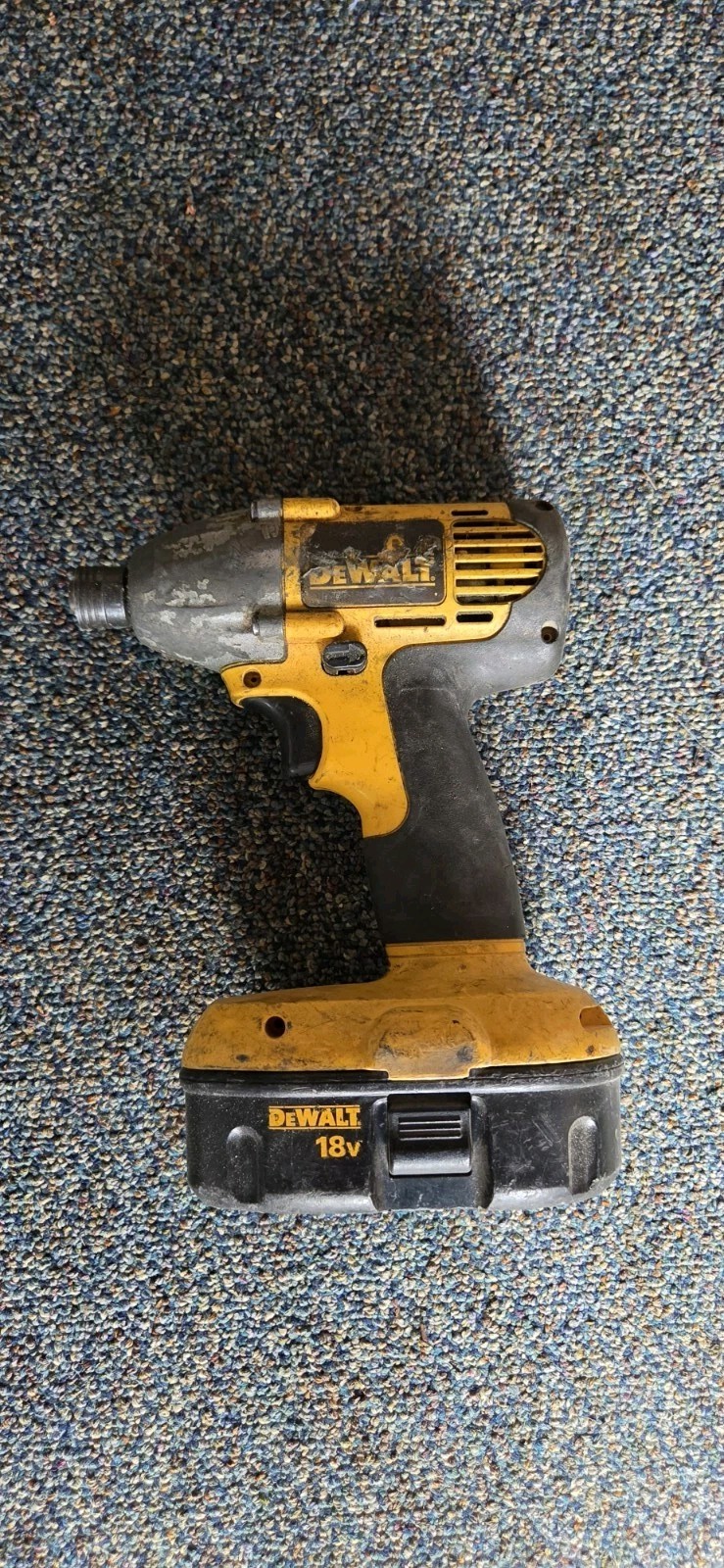 DEWALT DW056 Impact & DC550 Cut Out Tool And Carry Bag – works – Read Descript.