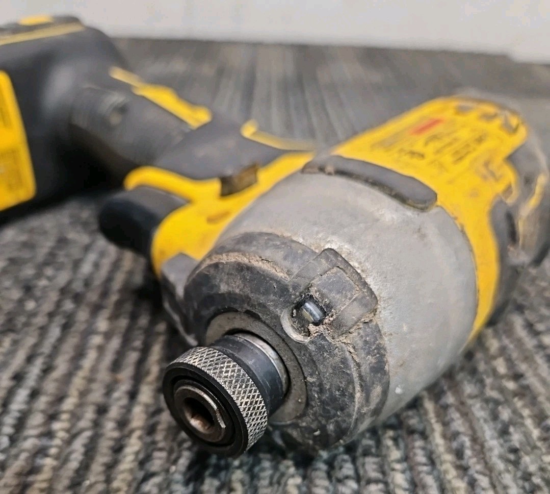 DeWalt Tools DCF809 1/4&Prime; Atomic 20V MAX Cordless Impact Driver + 2.0Ah Battery