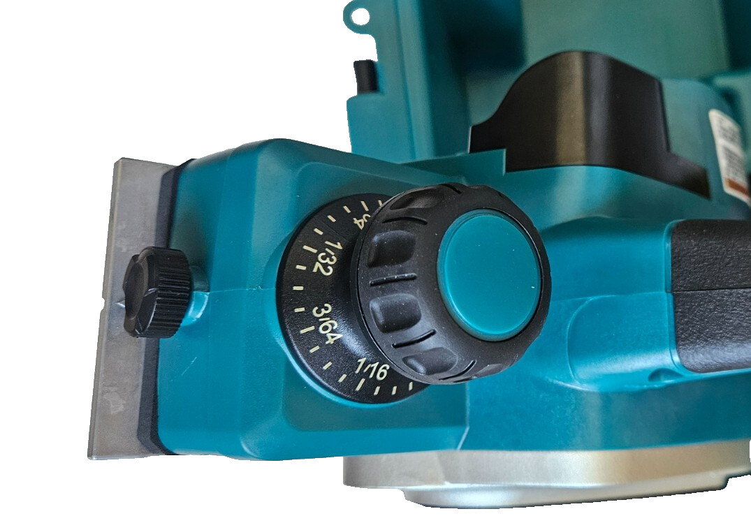 Makita 6.5 Amp 3‑1/4&Prime; Planer, with Tool Case 110v