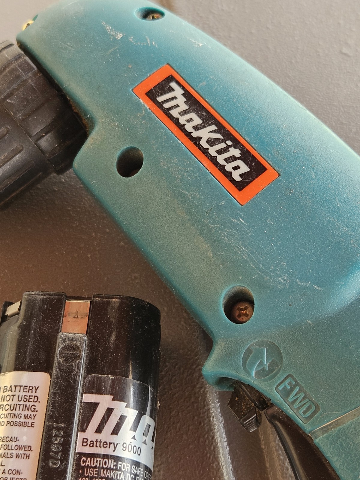 Makita DA390D 9.6V 3/8&Prime; Keyless Variable Speed Right Angle Drill Charger 3 Batts