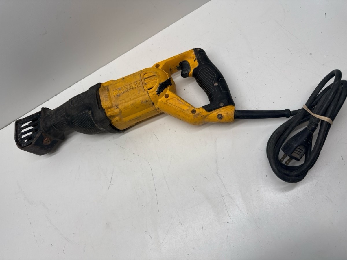 DEWALT DWE304P AS-IS BAD BLADE LATCH (P28016868)