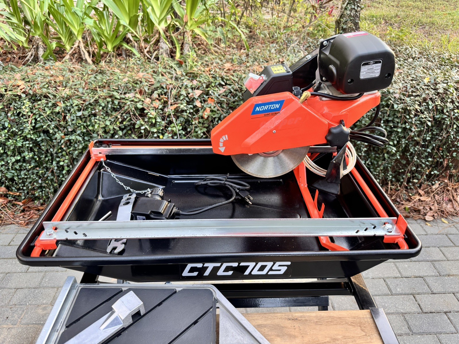 Norton Clipper CTC705 7&Prime; Tile Saw with Premium Stand