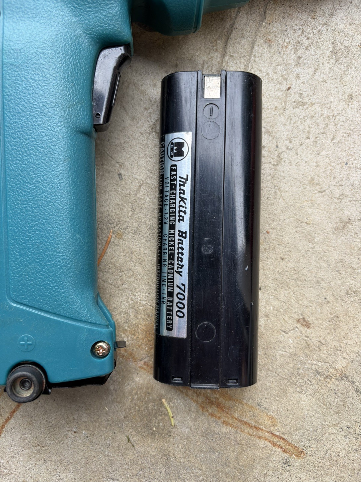 Makita 7.2V Cordless Drill 6071D & Charger DC7100 & Battery (Battery is shot)