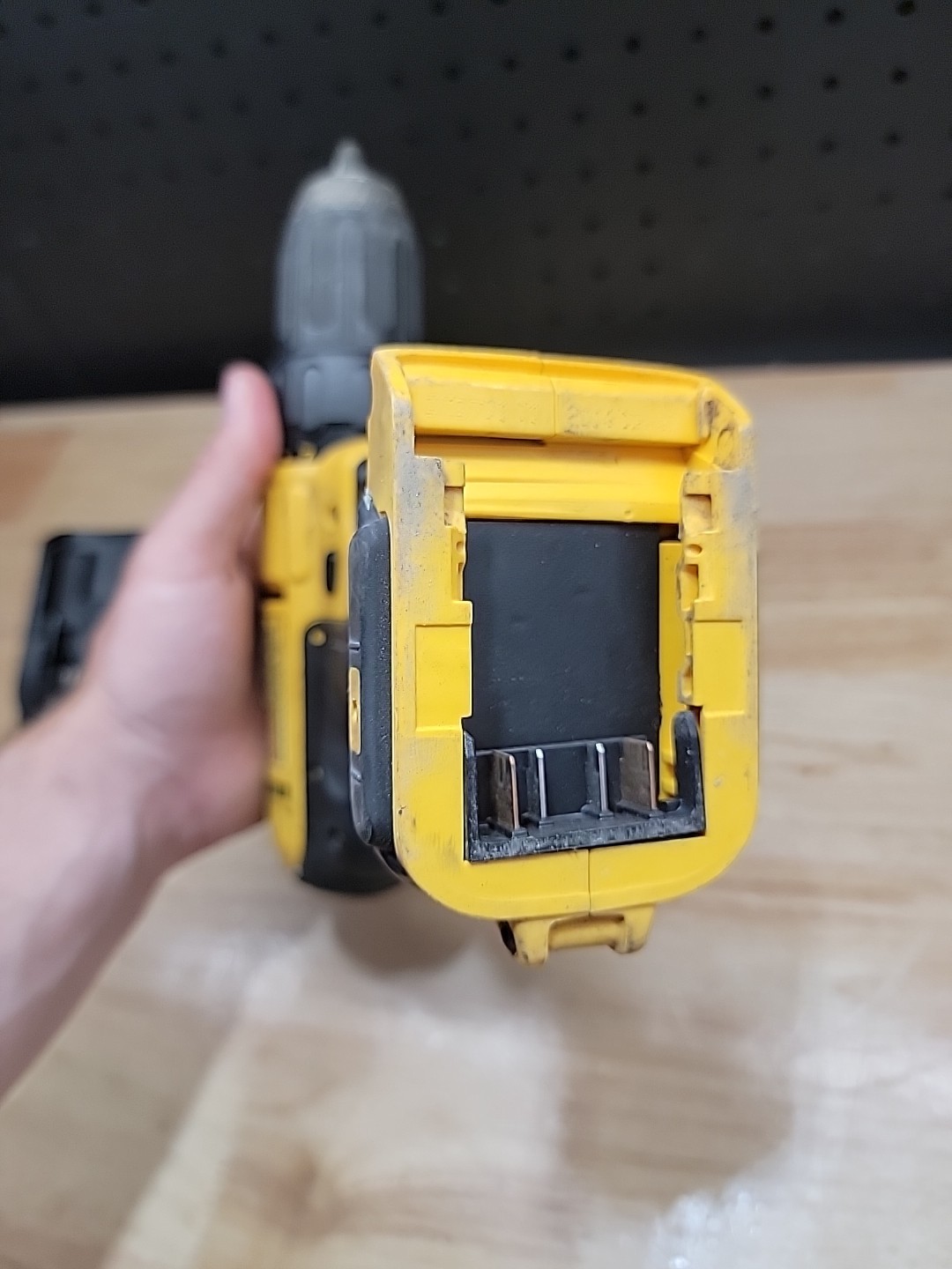 DeWalt DCD771 20V 1/2&Prime; (13mm) Cordless Drill Driver W/BATTERY & CHARGER TESTED!