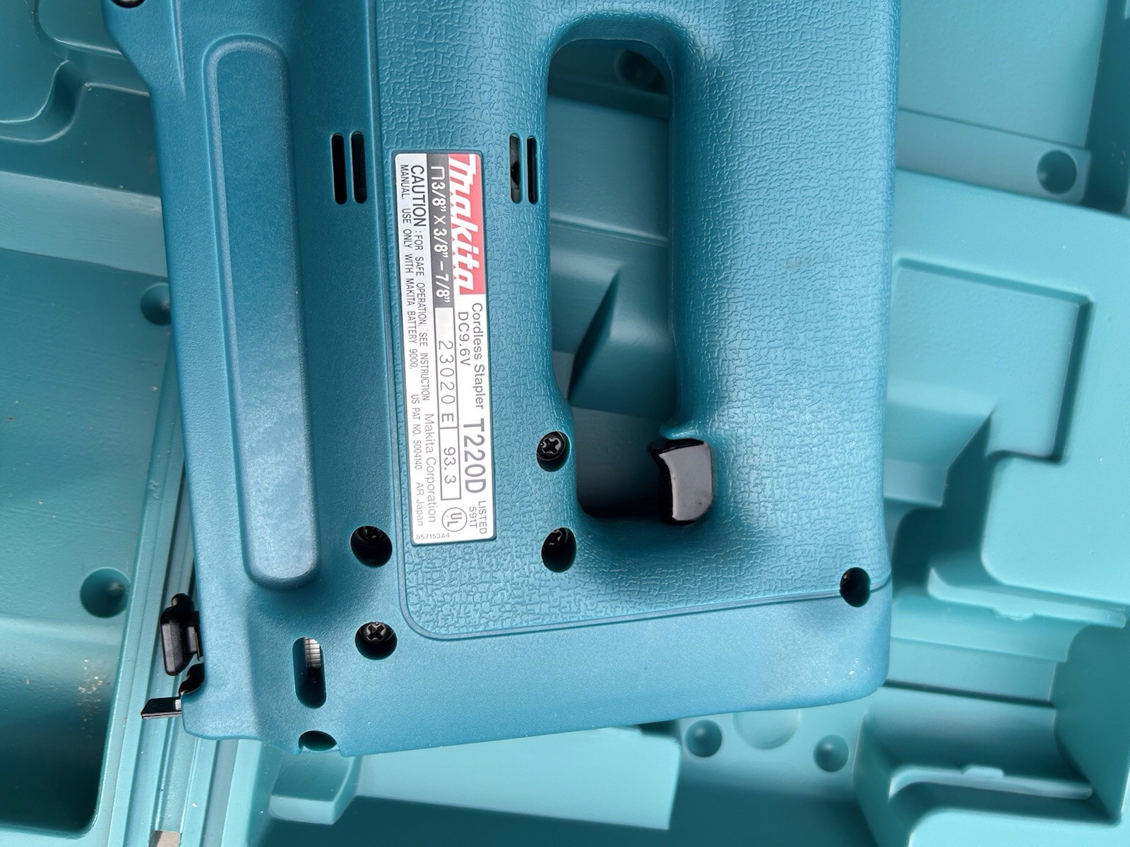 Makita T220D Cordless Stapler 9.6V W/ Case Battery And Charger