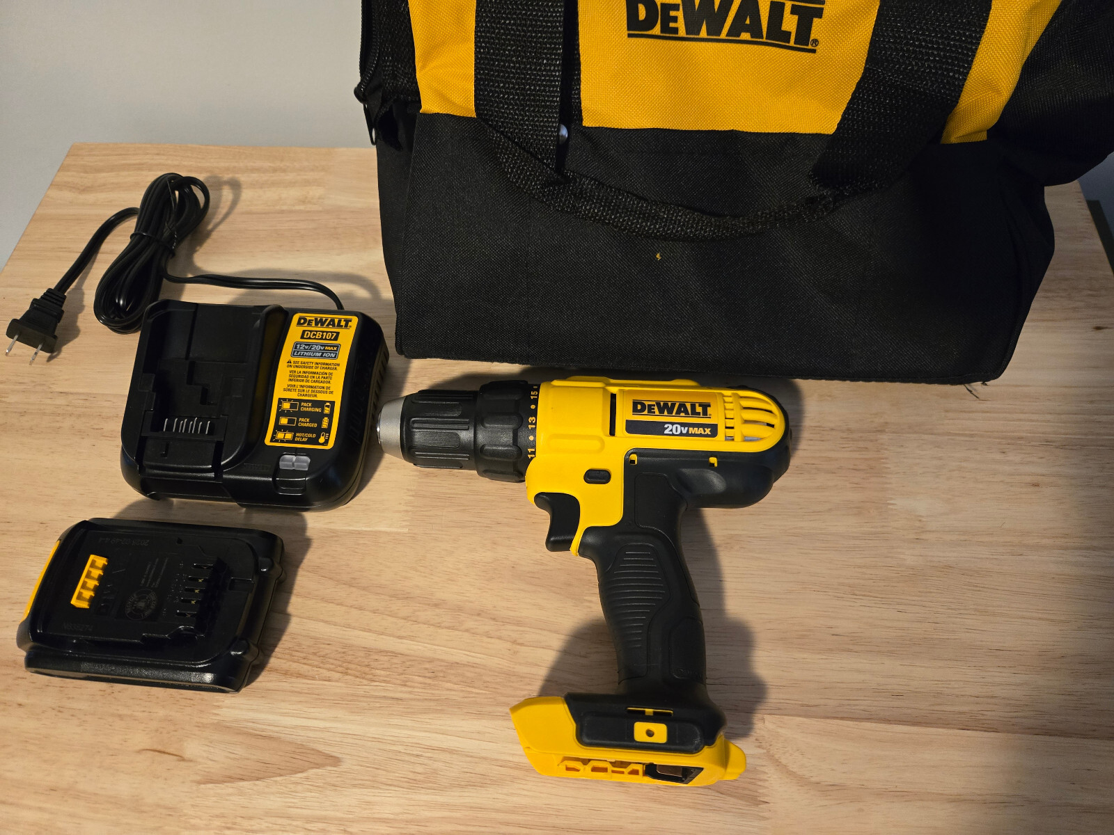 DEWALT DCD771C2 20V MAX Li-Ion 1/2&Prime; Drill Driver Kit BRAND NEW!