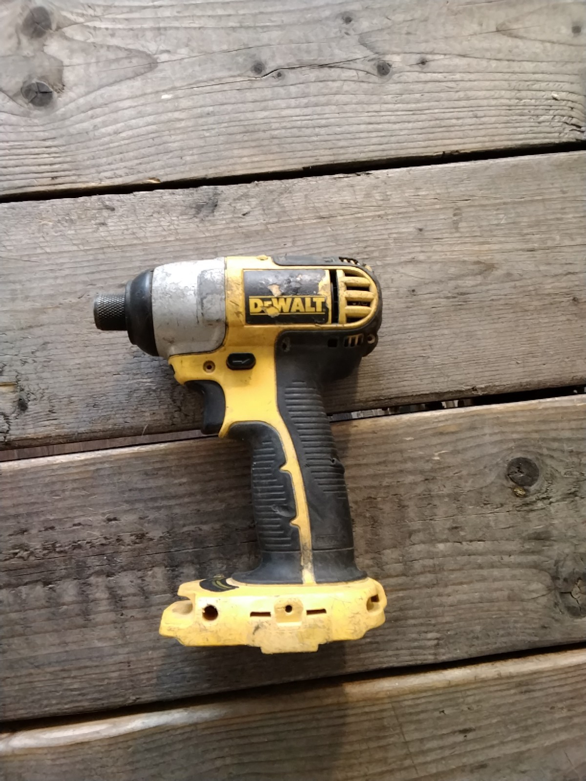 DeWalt DC825 18V Volt 1/4&Prime; Hex Impact Driver Tool Only Works Great tool