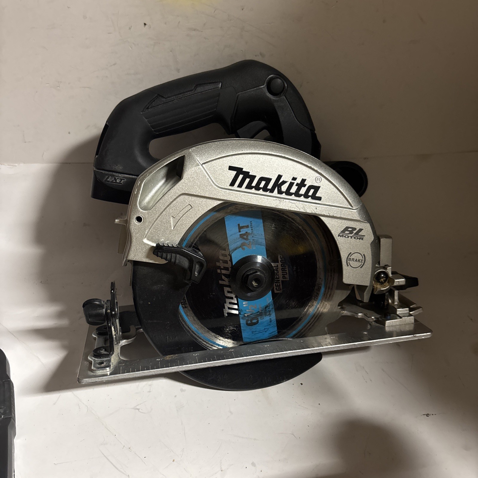 Makita XSH04ZB LXT 18V 6-1/2 inch Sub Compact Cordless Brushless Circular Saw