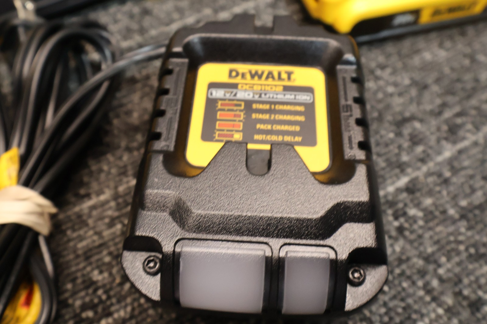 DEWALT DCN623 ATOMIC 20V MAX 23 GA Pin Nailer Kit w/2.0Ah Battery & Charger