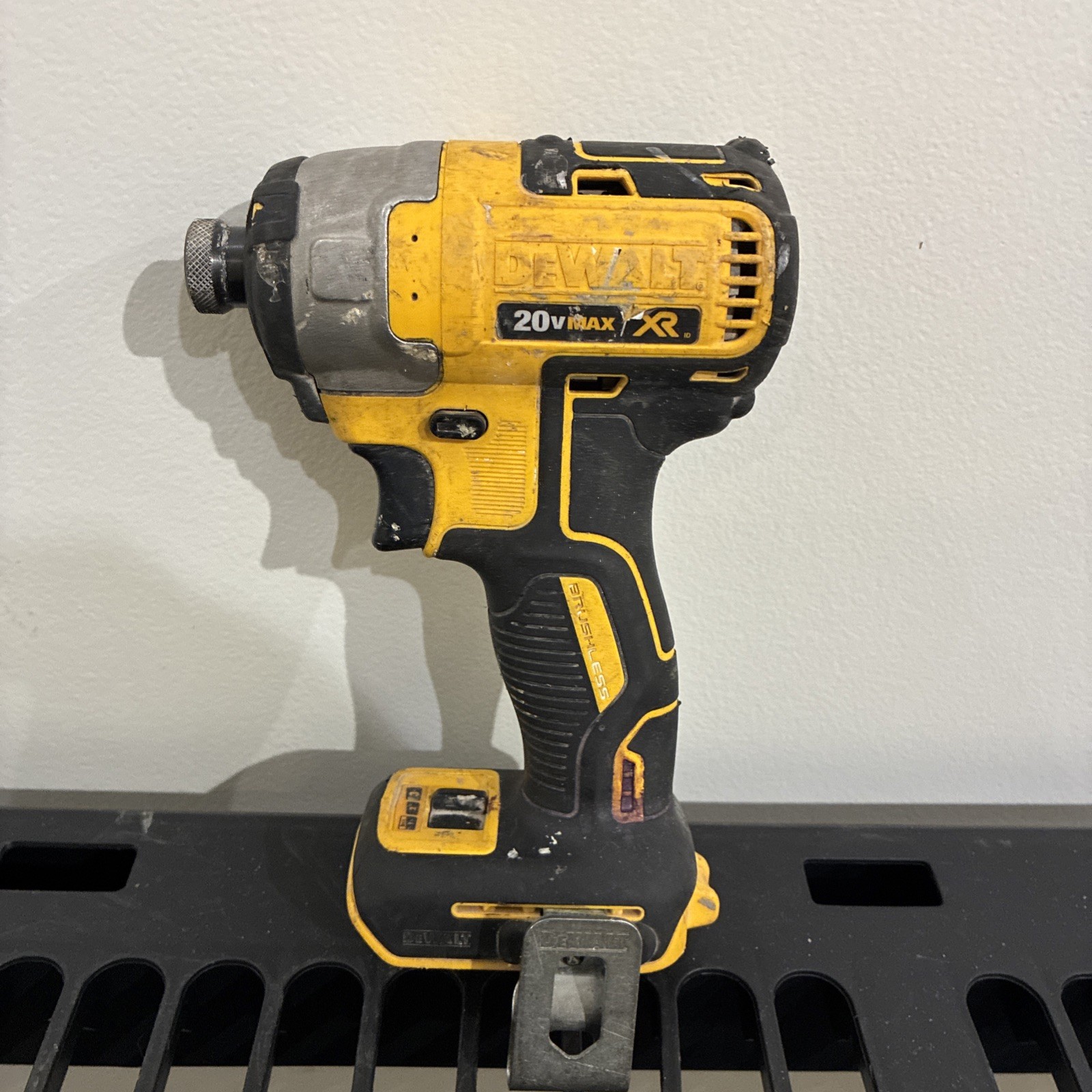 DEWALT DCF887B 20V Impact Driver – Black/Yellow Tool Only